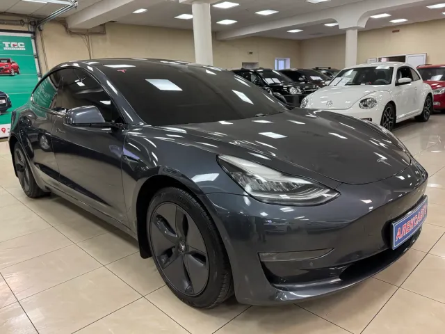 Tesla Model 3 - фото 1