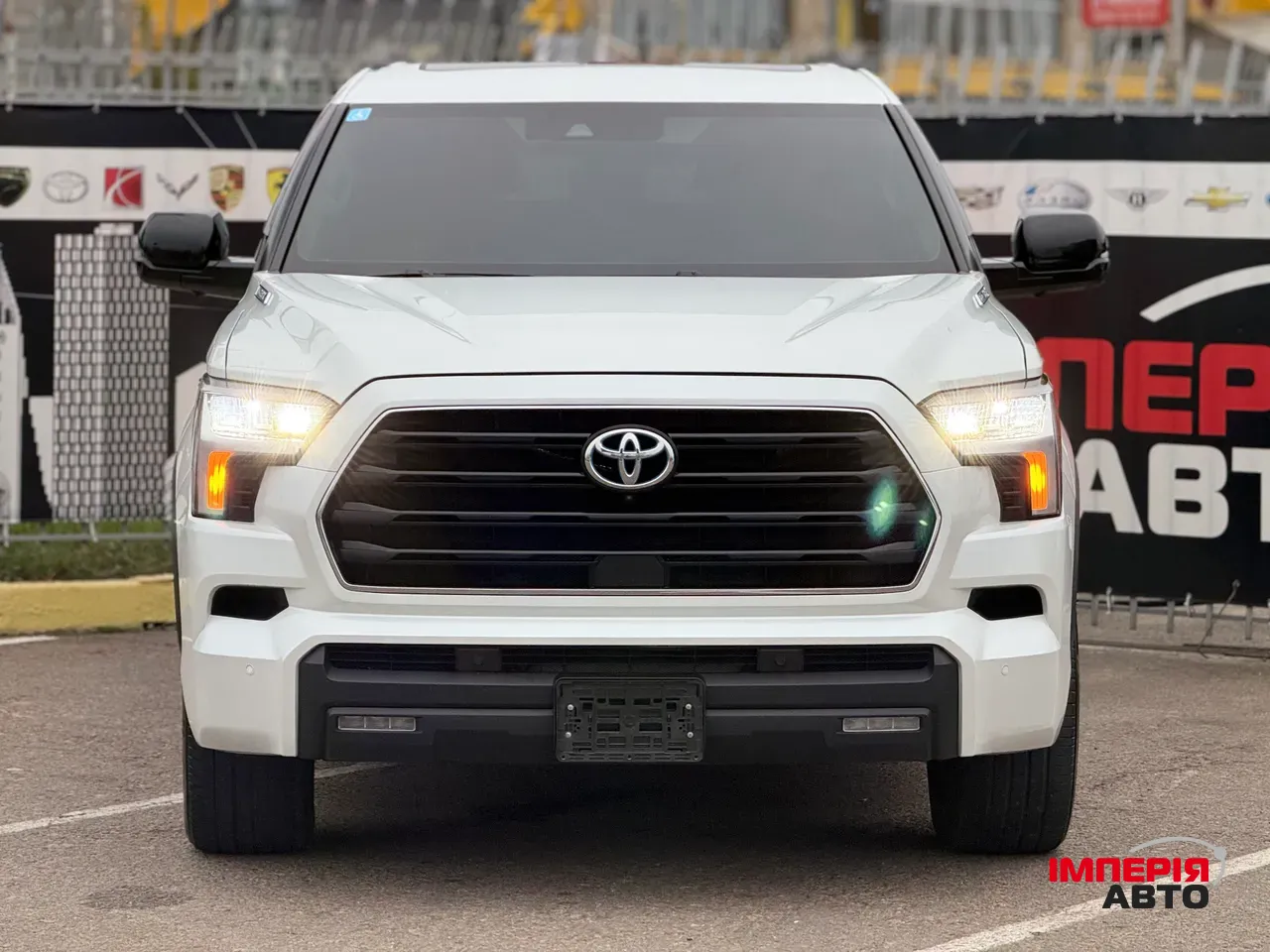 Toyota Sequoia - фото 2