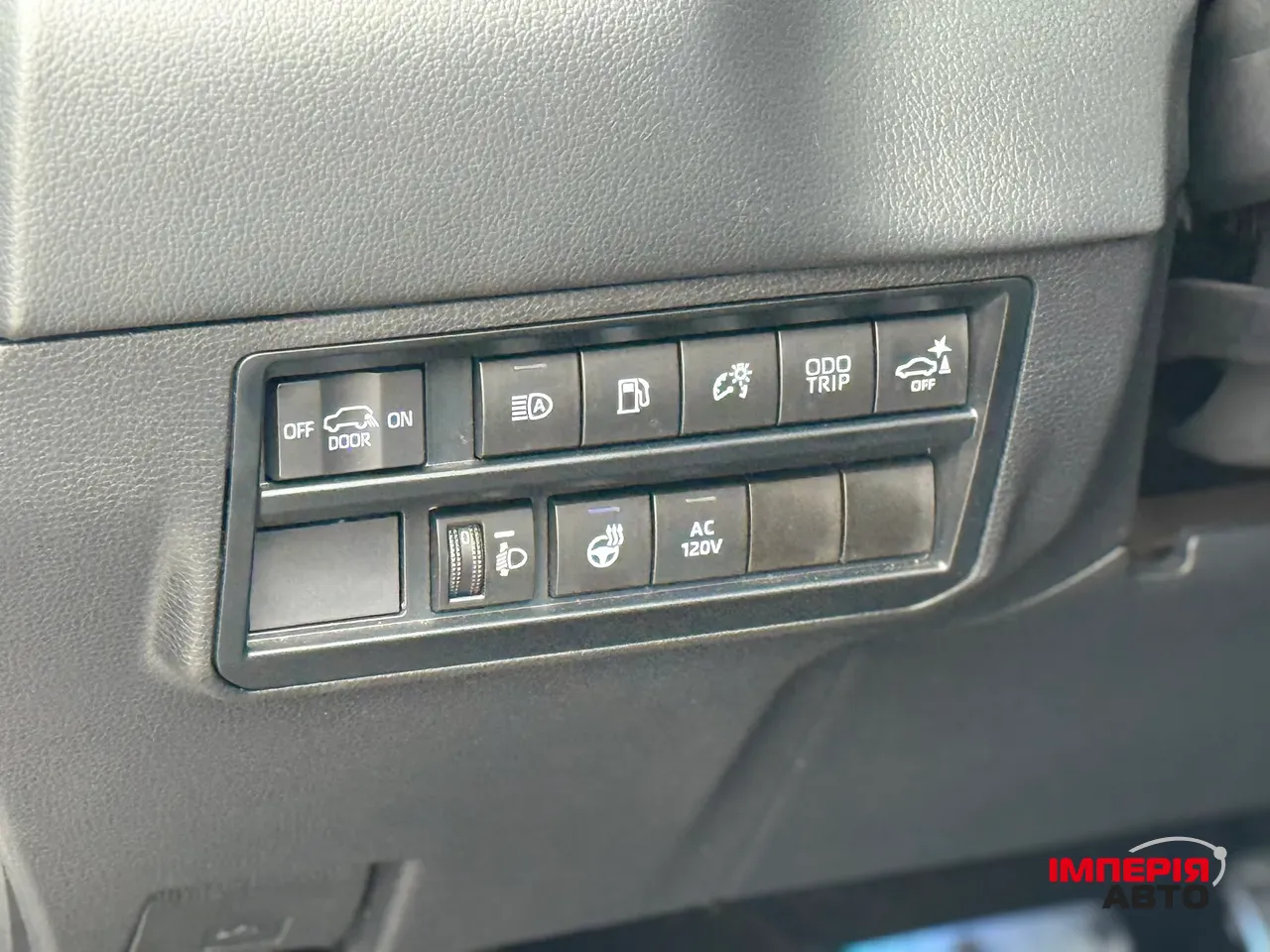 Toyota Sequoia - фото 12