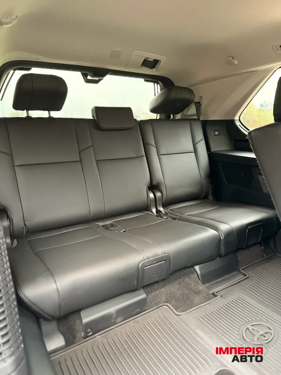 Toyota Sequoia - фото 16