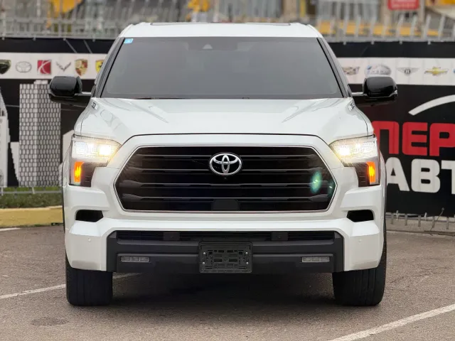 Toyota Sequoia - фото 2