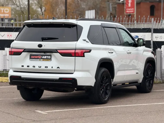 Toyota Sequoia - фото 4