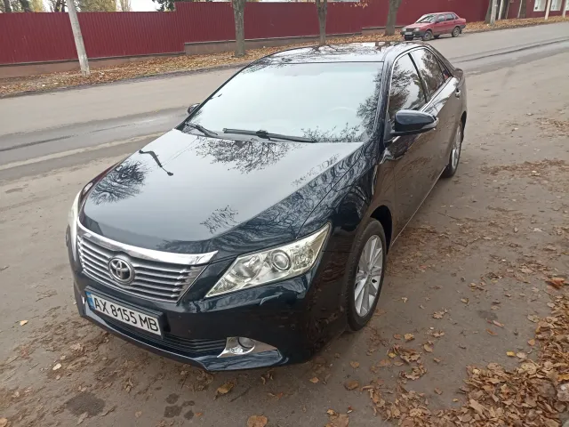 Toyota Camry - фото 1