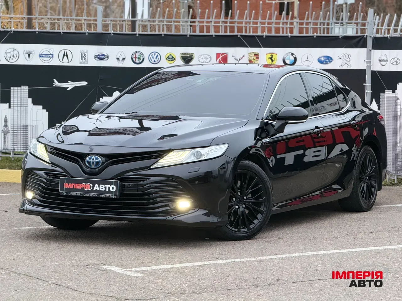 Toyota Camry - фото 1