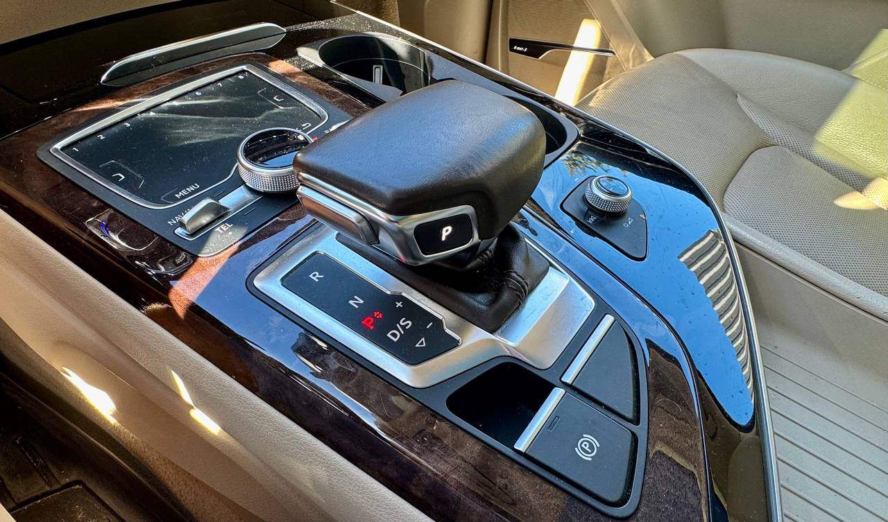 Audi Q7 - фото 30