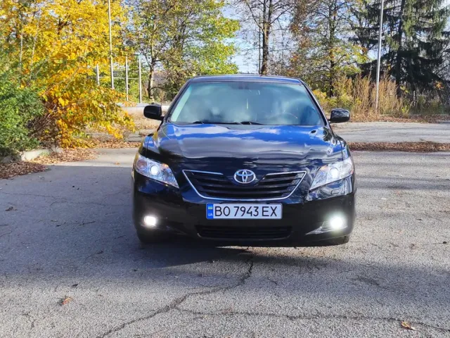 Toyota Camry - фото 1