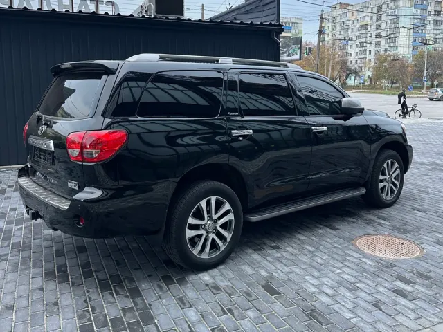 Toyota Sequoia - фото 4