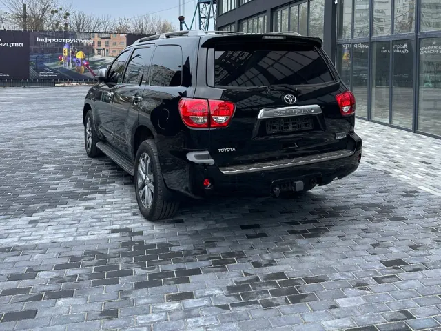 Toyota Sequoia - фото 2