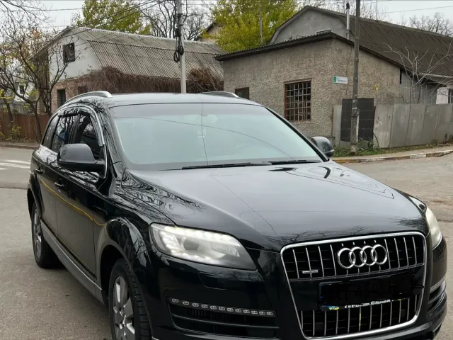 Audi Q7 - фото 1