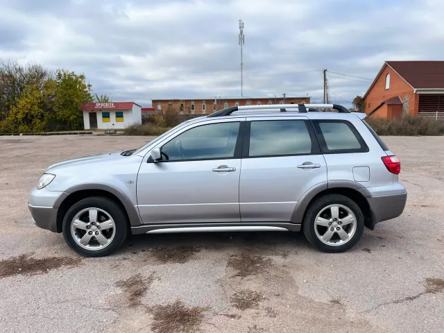 Mitsubishi Outlander - фото 4