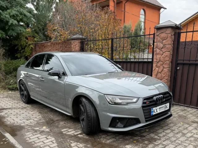 Audi S4 - фото 1