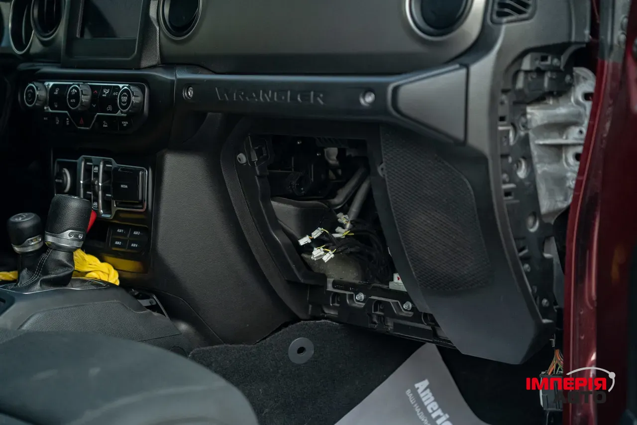 Jeep Wrangler - фото 28