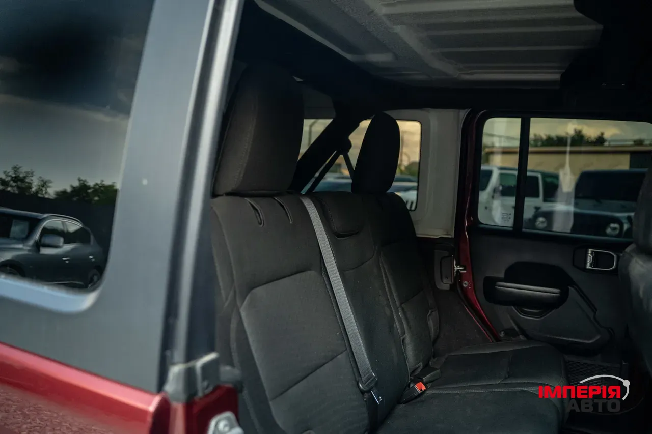 Jeep Wrangler - фото 30