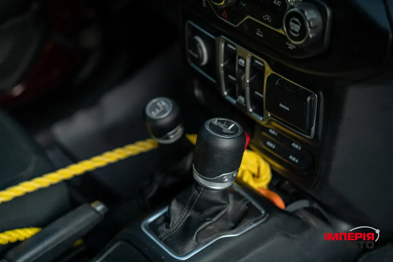 Jeep Wrangler - фото 24