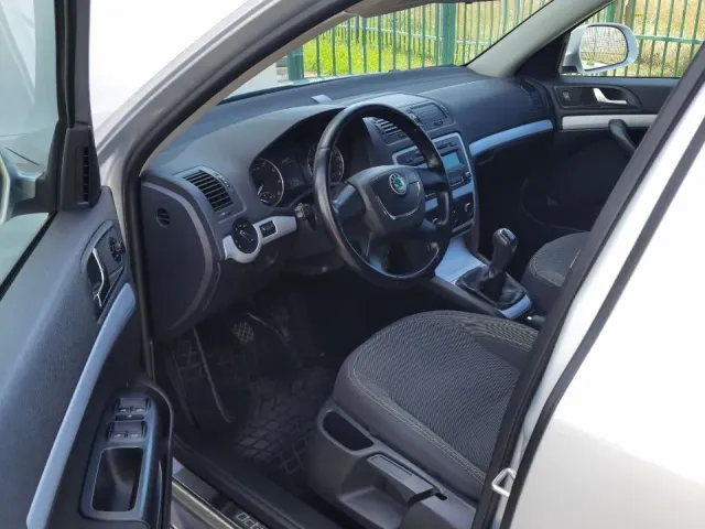 Skoda Octavia - фото 4