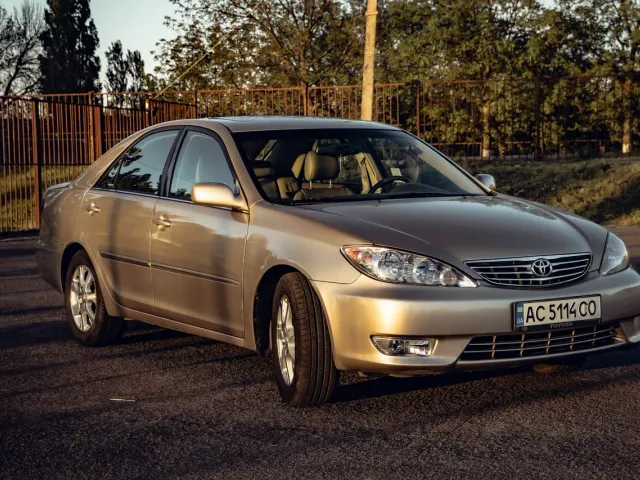Toyota Camry - фото 1
