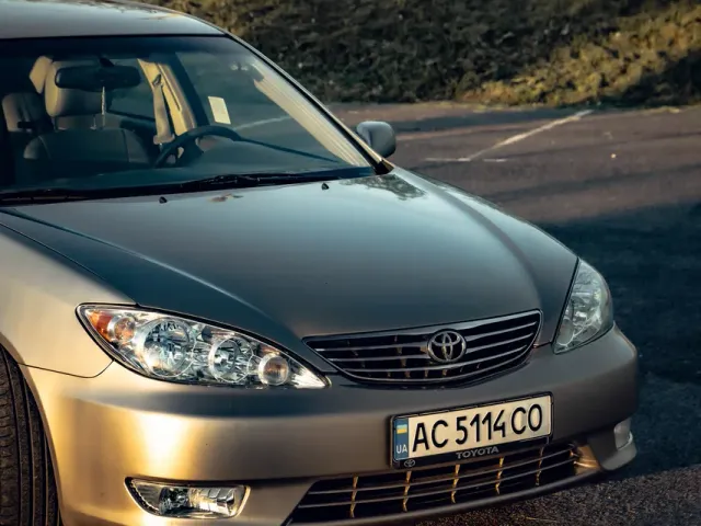 Toyota Camry - фото 2