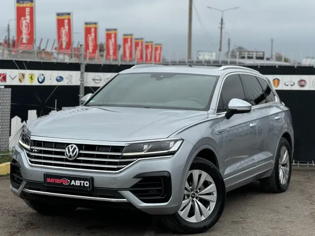 Volkswagen Touareg - фото 1