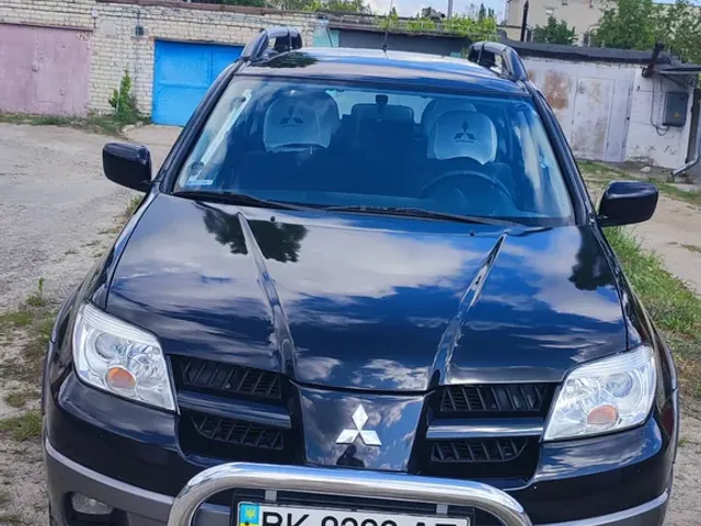 Mitsubishi Outlander - фото 1