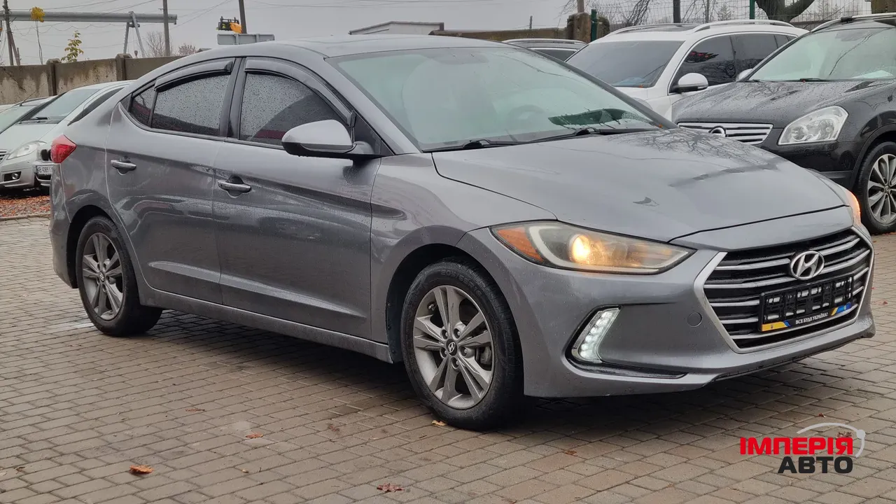 Hyundai Elantra - фото 1
