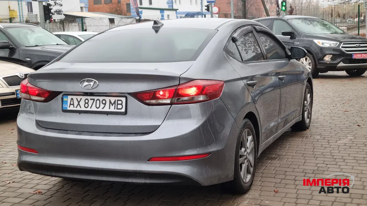 Hyundai Elantra - фото 3