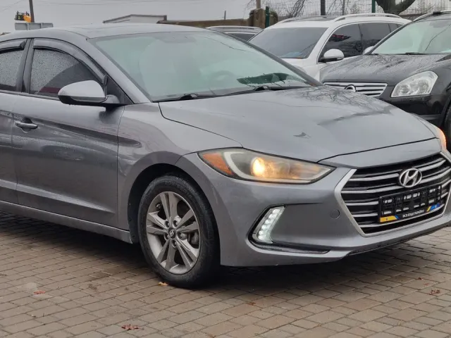 Hyundai Elantra - фото 1