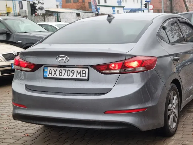 Hyundai Elantra - фото 3