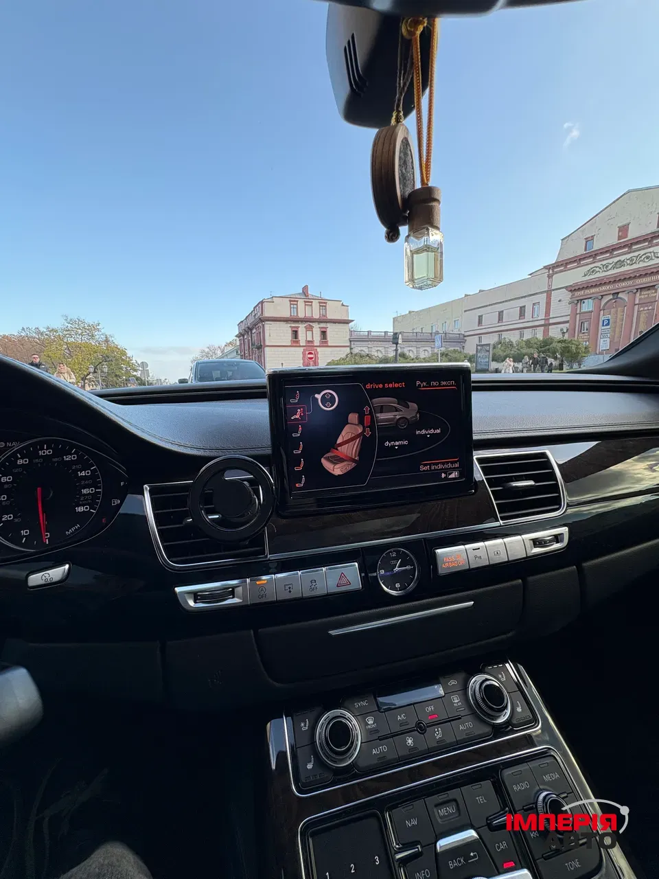 Audi A8 - фото 11