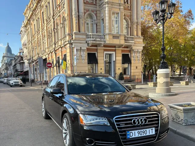 Audi A8 - фото 1