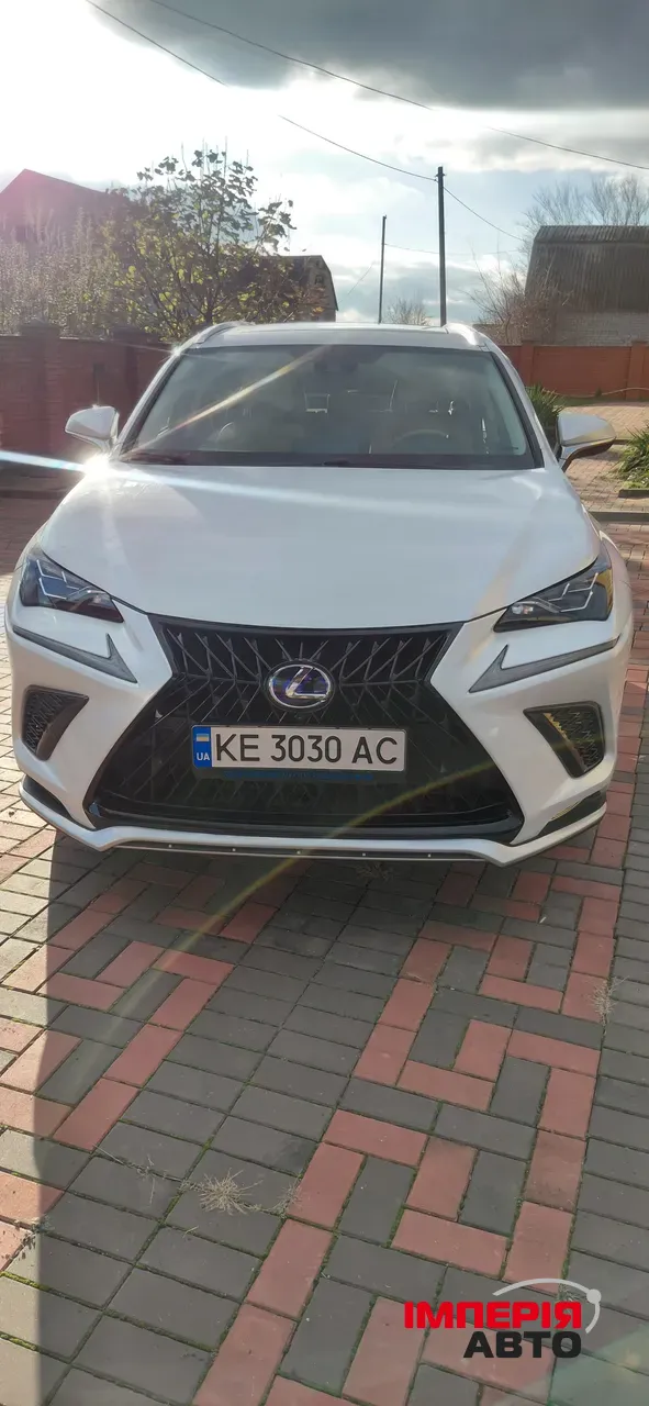 Lexus NX - фото 1