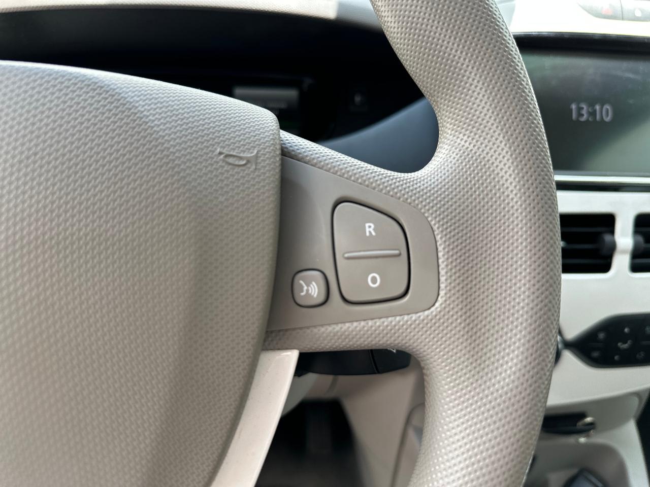 Renault ZOE - фото 12