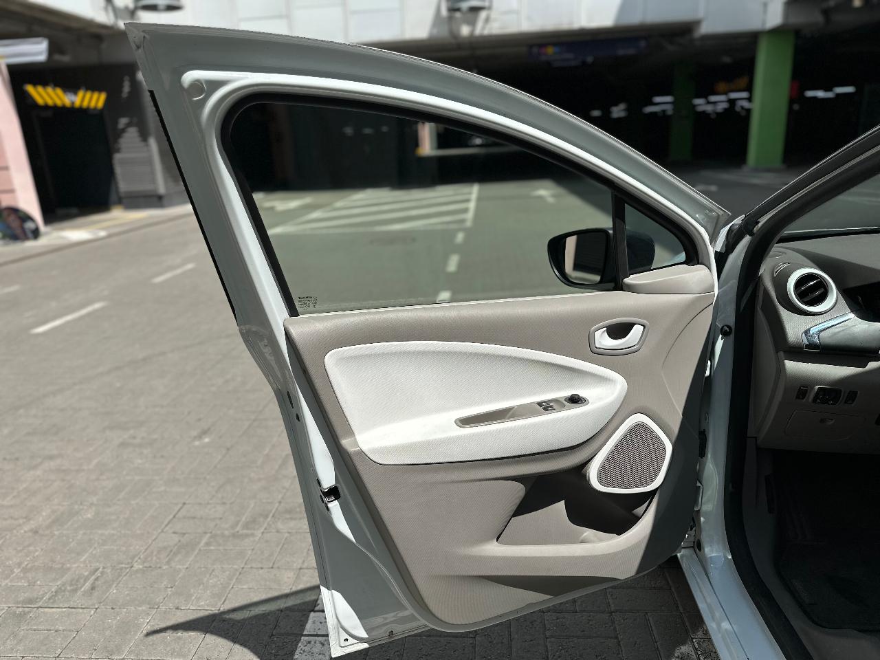 Renault ZOE - фото 28