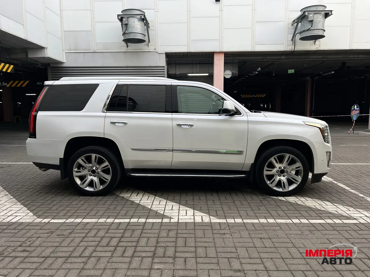 Cadillac Escalade - фото 11