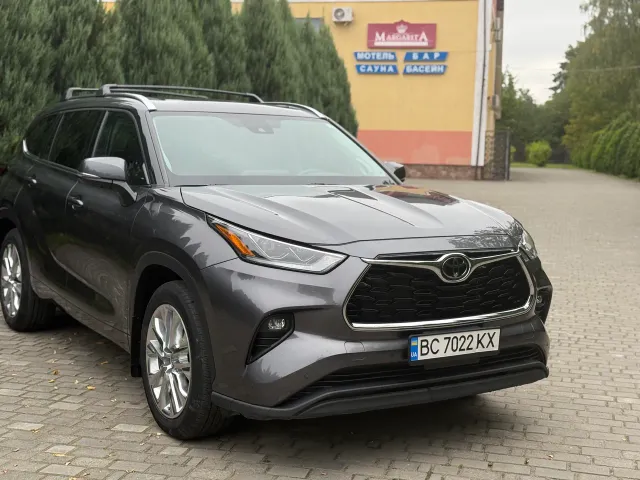 Toyota Highlander - фото 1