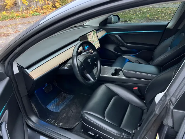 Tesla Model 3 - фото 1