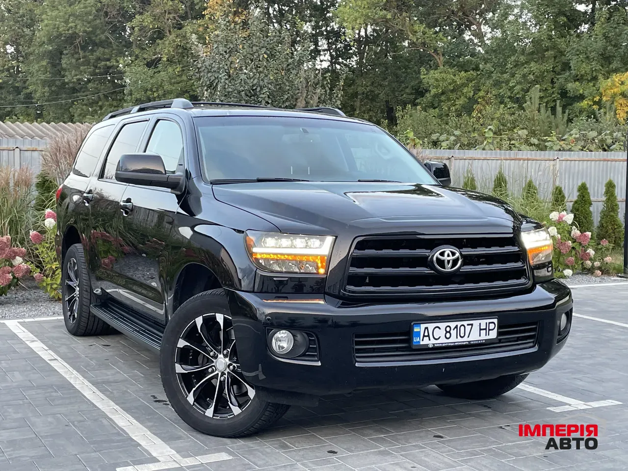 Toyota Sequoia - фото 1