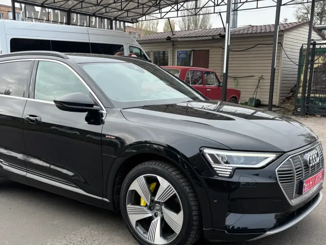 Audi e-tron - фото 4