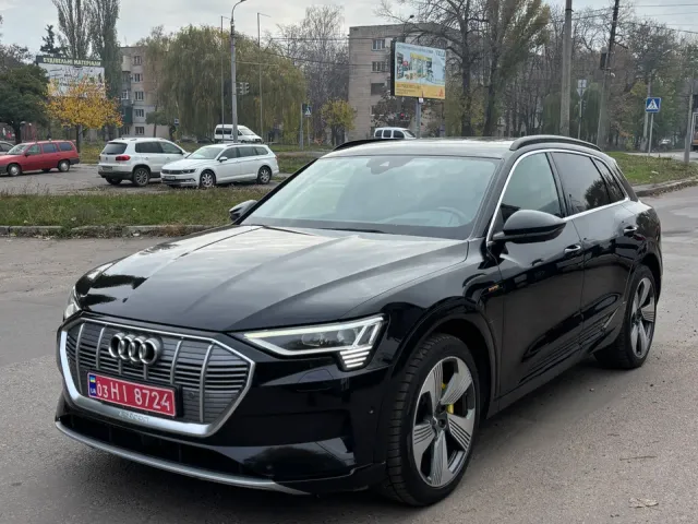 Audi e-tron - фото 1