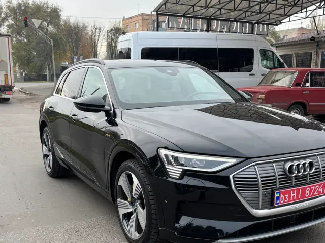 Audi e-tron - фото 3