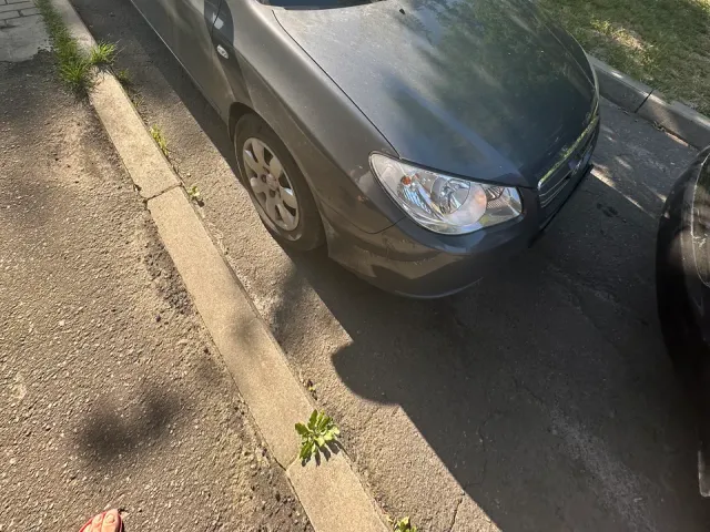 Hyundai Elantra - фото 1