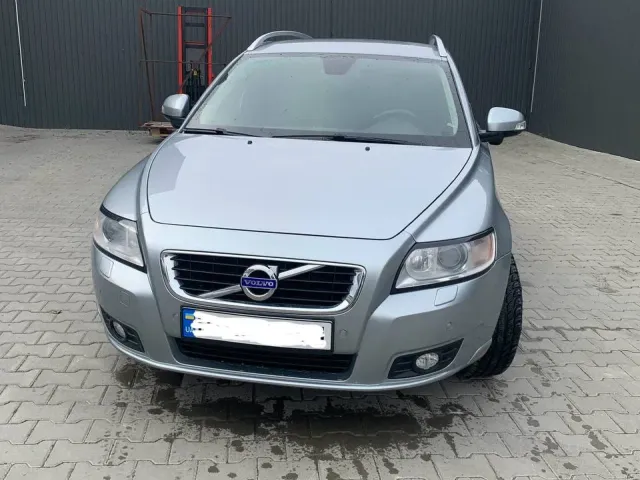 Volvo V50 - фото 1