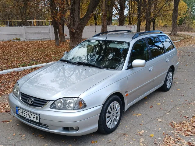 Toyota Avensis - фото 1