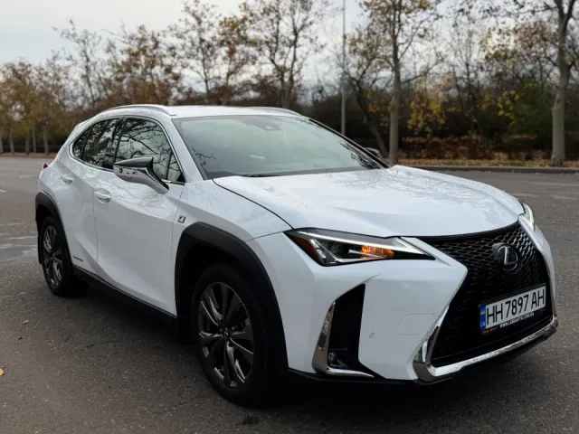 Lexus UX - фото 1