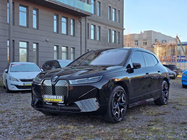 BMW iX - фото 1