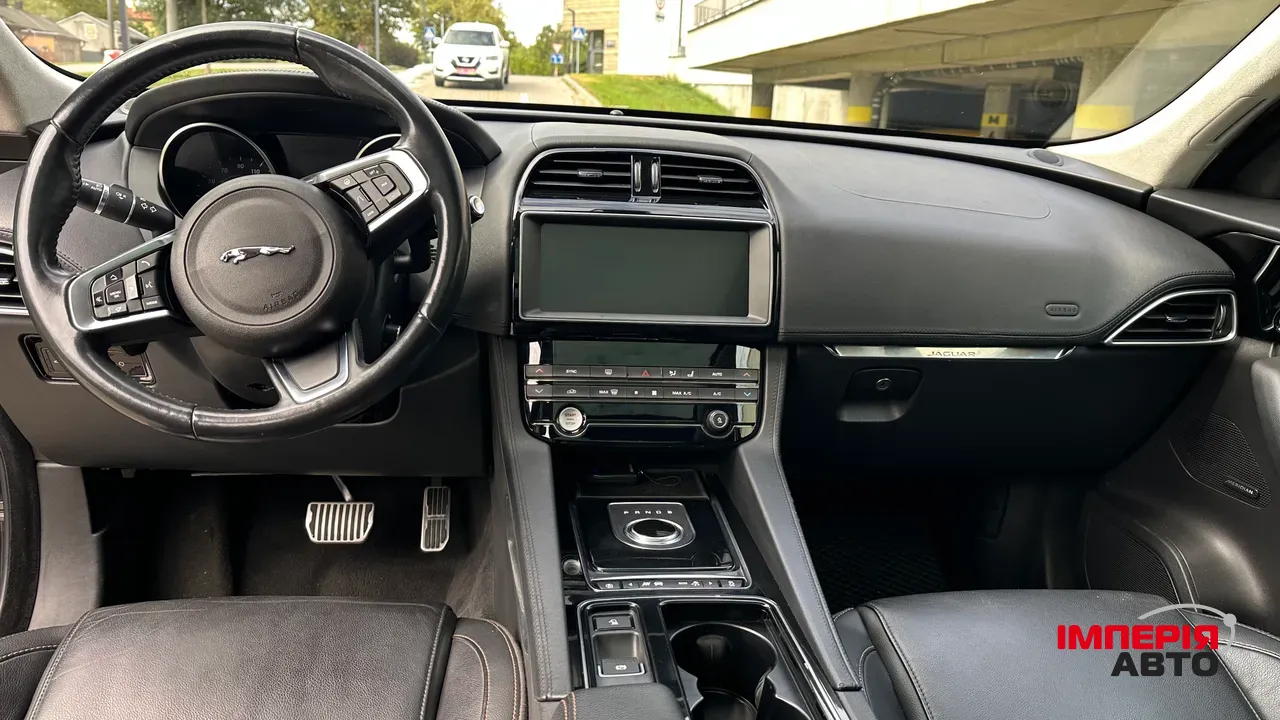 Jaguar F-Pace - фото 10