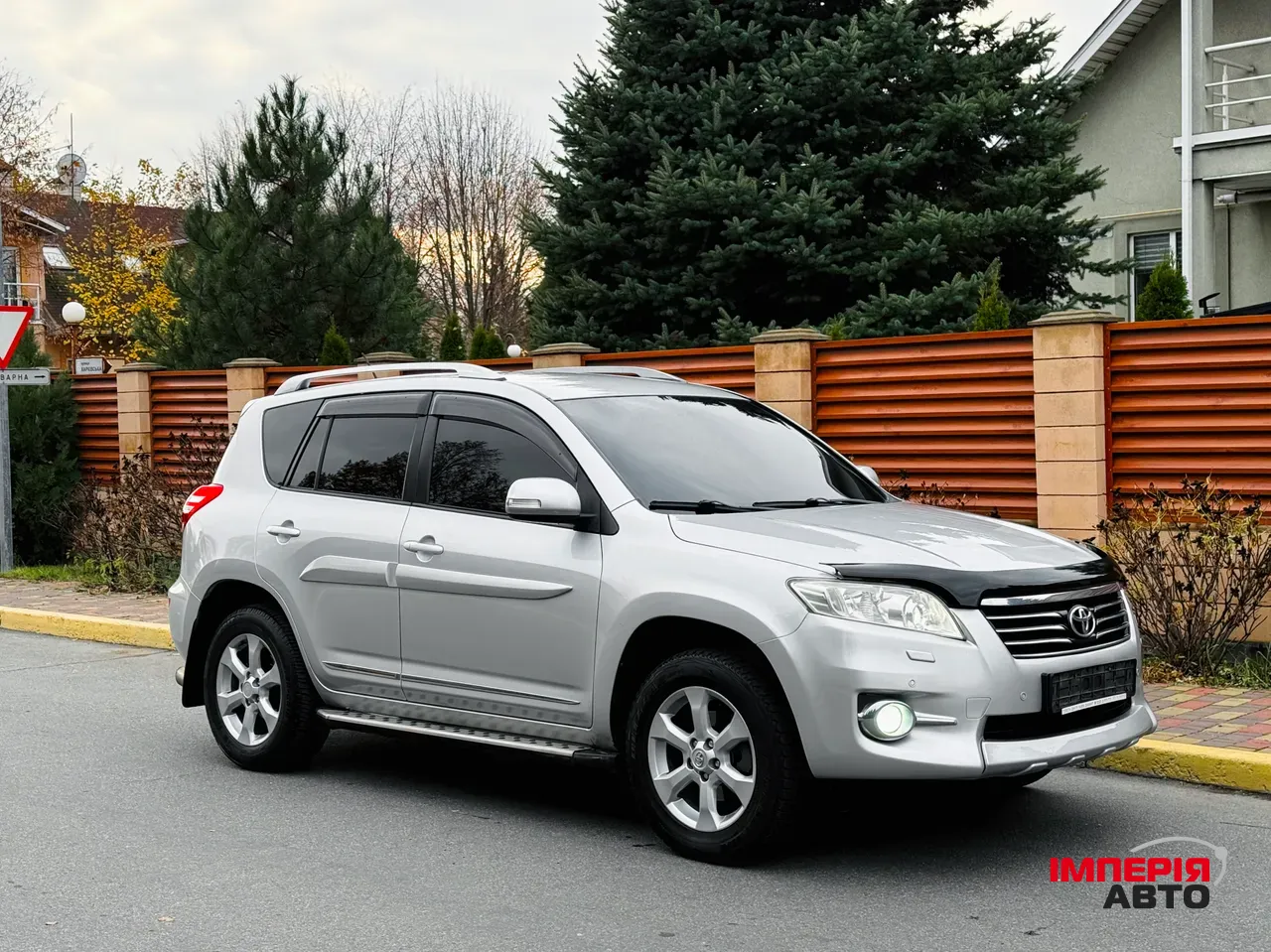 Toyota RAV4 - фото 1