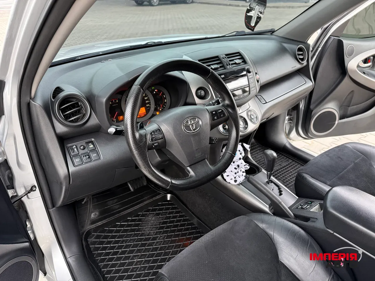 Toyota RAV4 - фото 8