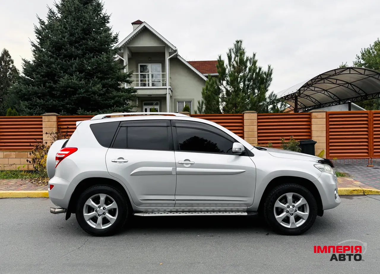 Toyota RAV4 - фото 3