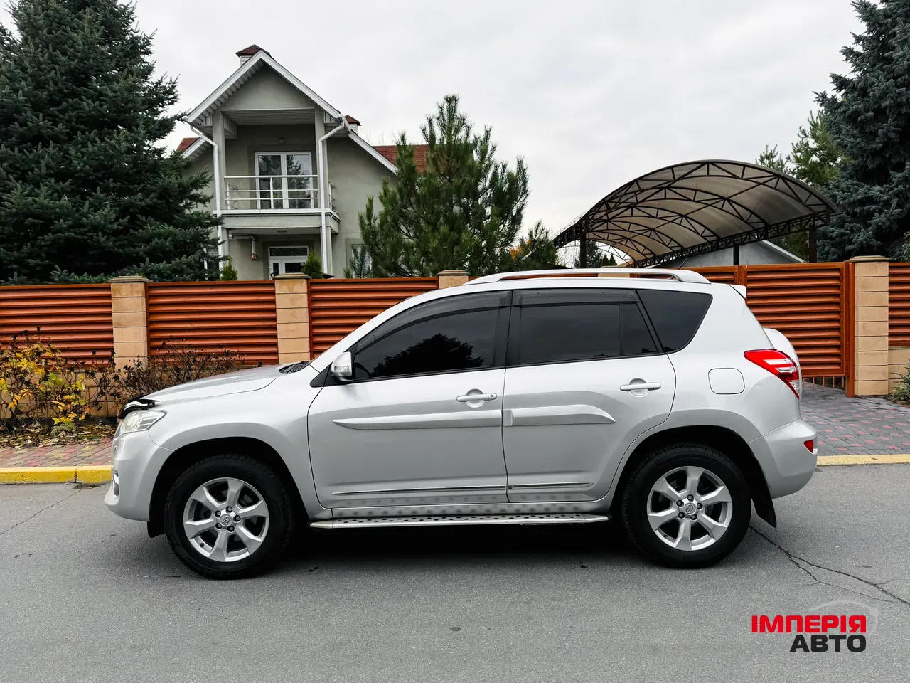 Toyota RAV4 - фото 4