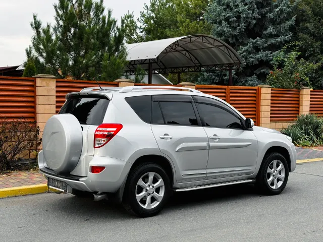 Toyota RAV4 - фото 2